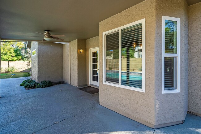 Building Photo - Scottsdale - Four bedroom with POOL