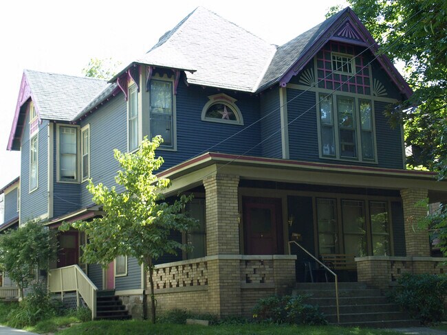 Primary Photo - 328 Paris Ave SE