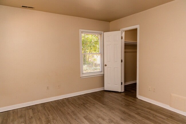 Building Photo - 3 Bedroom 2 Bath End Unit!