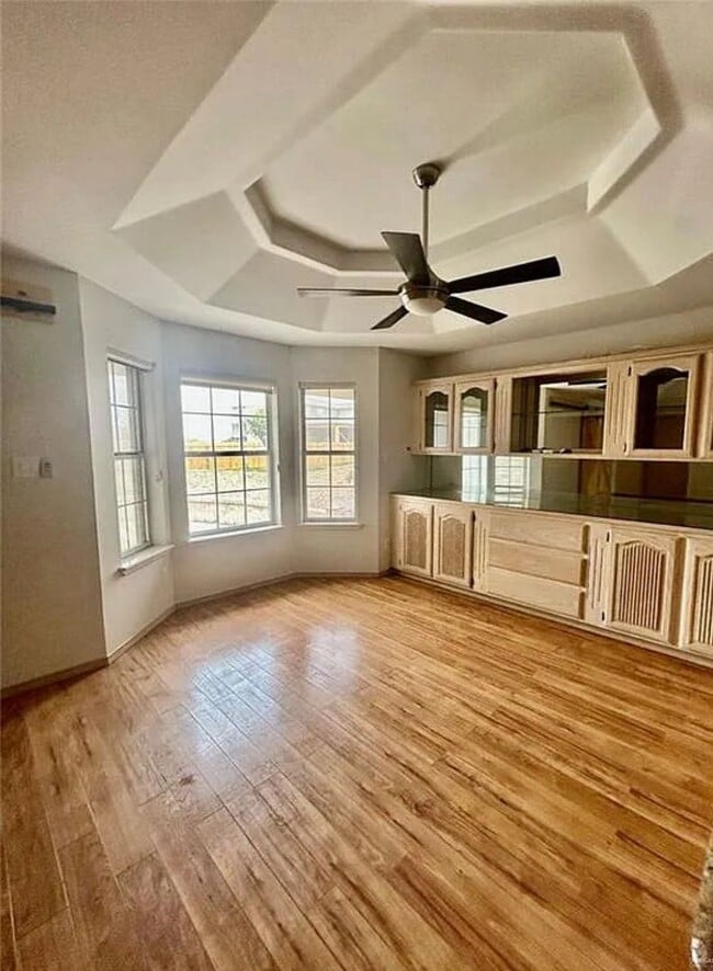 Building Photo - 610 Lake View Dr