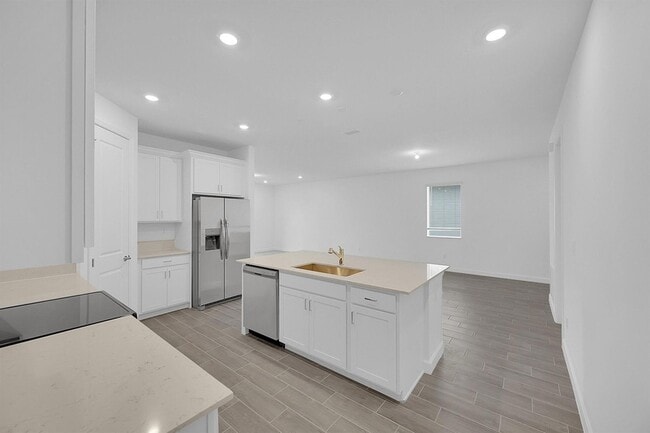 Building Photo - 3550 Hilton Dr