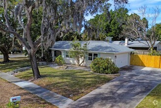 Building Photo - 756 Hillcrest Dr