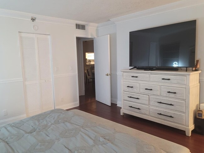 Building Photo - 2200 S Cypress Bend Dr