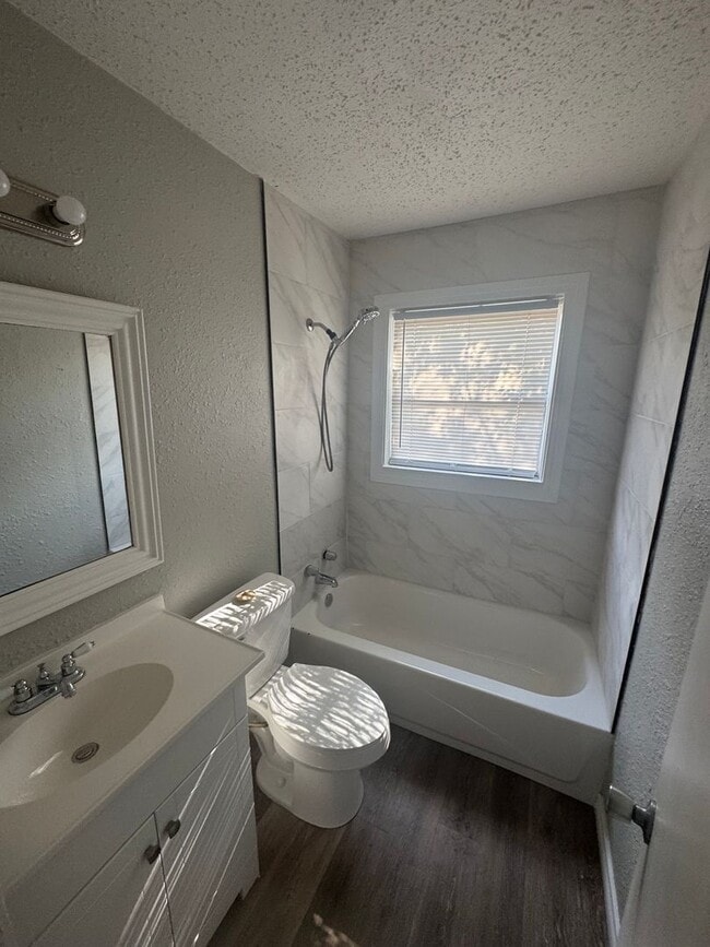 Building Photo - 3 bedroom, 1 bath