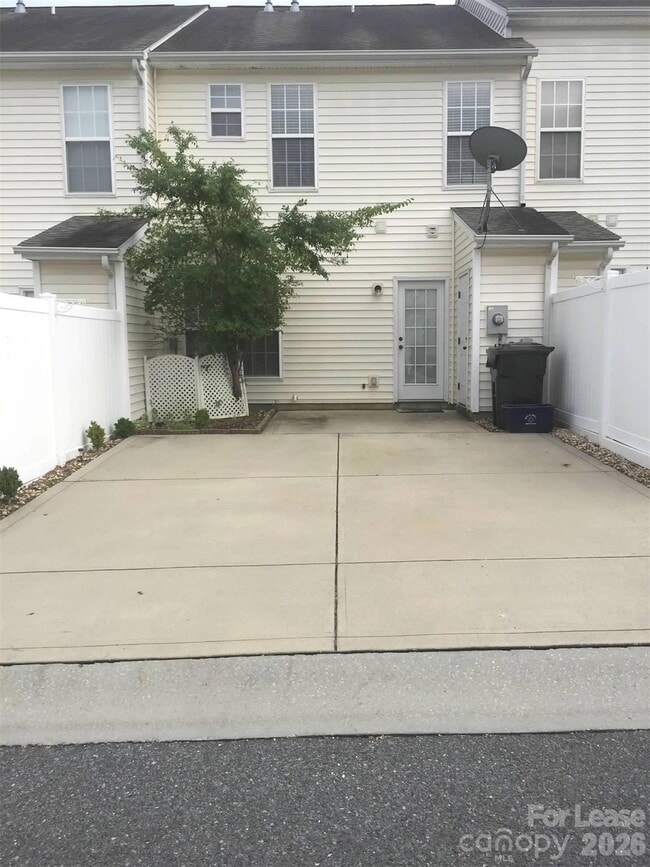 Building Photo - 809 Dillard Rd