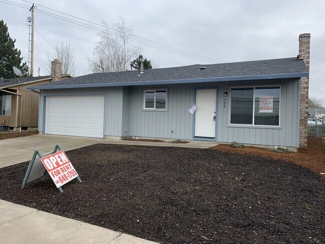 Building Photo - Quiet 4 bedroom two bath home in Aloha