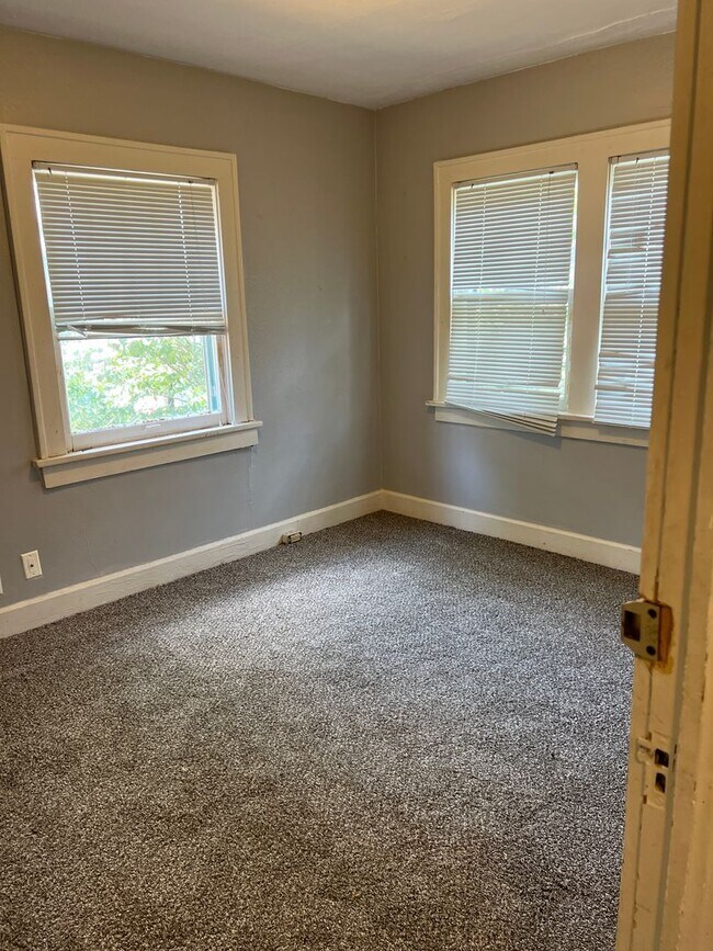 Building Photo - 3 bedroom/1 bath house