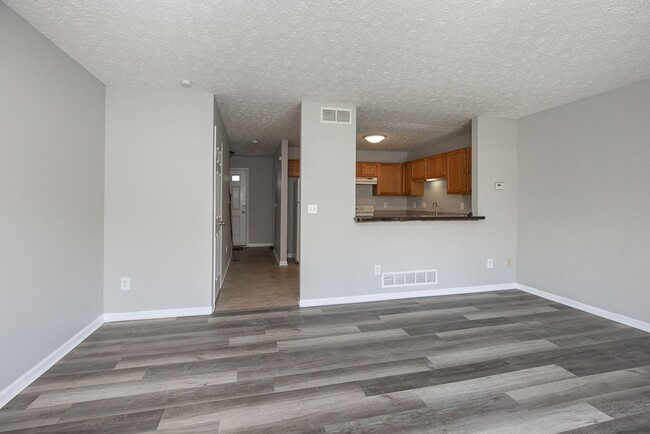 Building Photo - 2 Bed Townhouse in Avon Lake! Attached Gar...