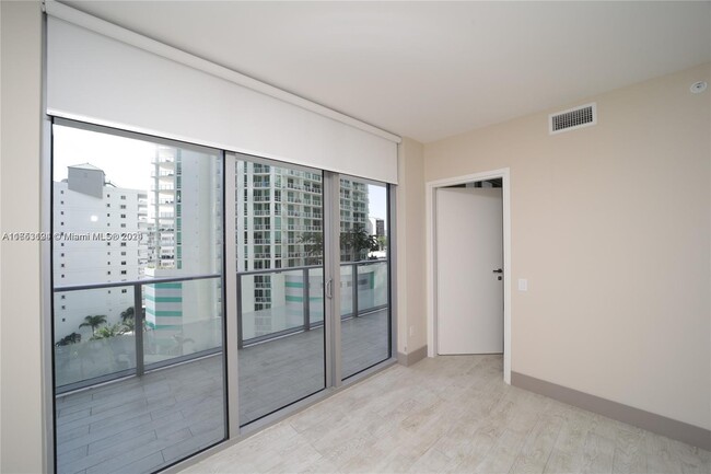 Building Photo - 1300 Brickell Bay Dr