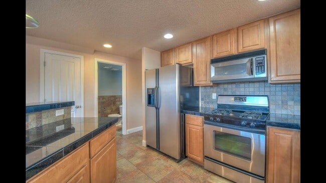 Building Photo - Available Now! Beautiful 3 Bedroom/2 Bathroom Home in Northeast Albuquerque