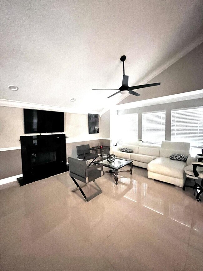 Building Photo - 6186 Duckweed Rd