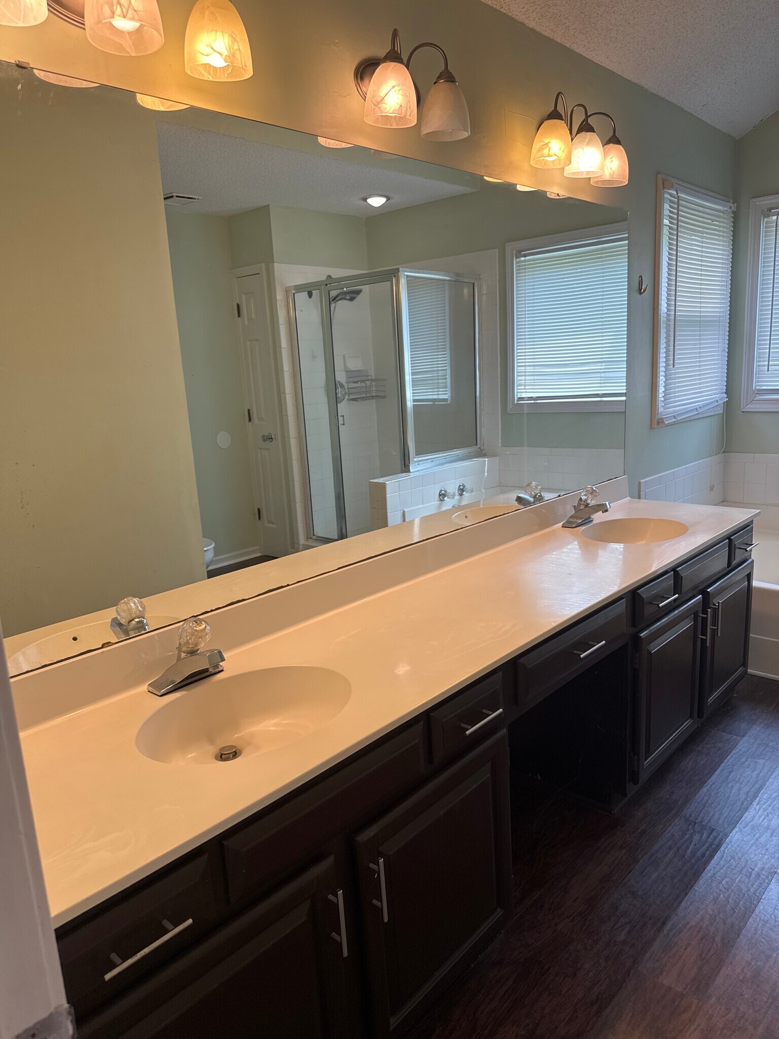 Master bathroom - 160 Wainwright Mnr