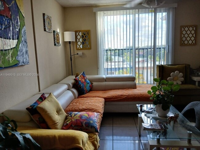 Building Photo - 606 W 81st St