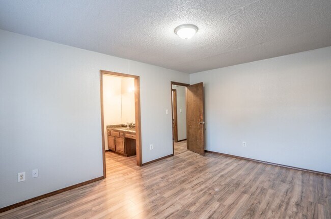 Building Photo - Great Location 3 Bed 2 Bath Home For Rent