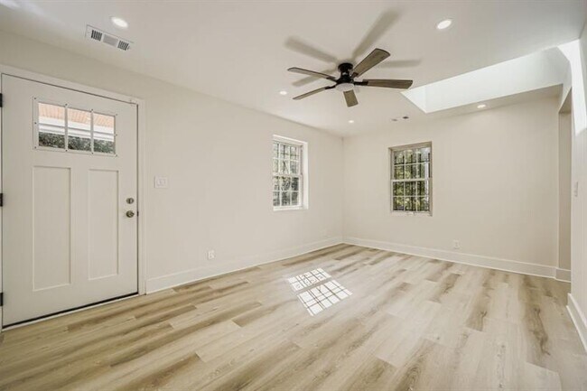 Building Photo - 3099 Delowe Dr