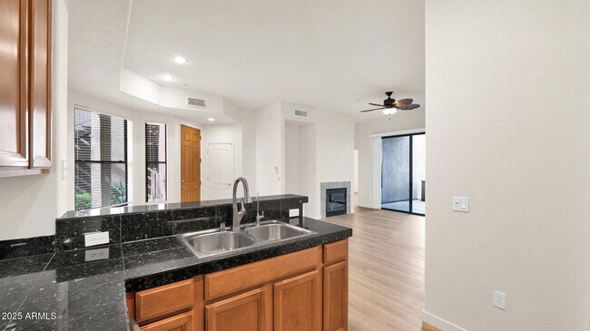 Building Photo - 7027 N Scottsdale Rd