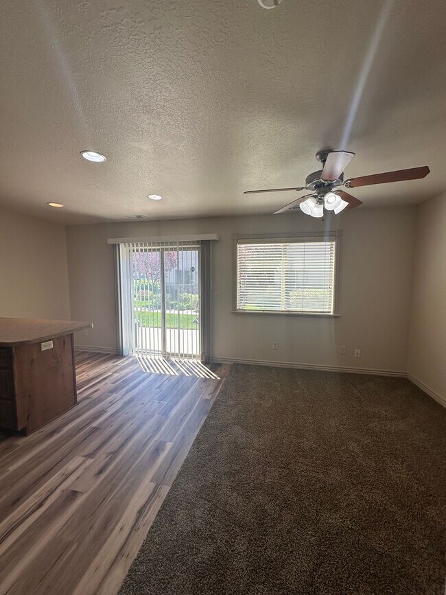 Building Photo - Modern 3 Bed, 2.5 Bath Townhouse - Excelle...