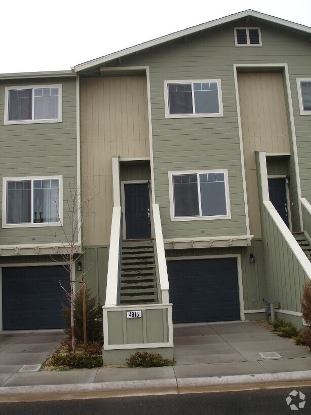 Building Photo - Beautiful Two Master Bedroom Townhome Near...