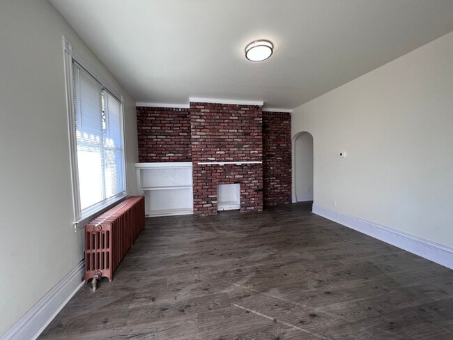 Building Photo - Updated 3 BR 2.5 bath house now available!