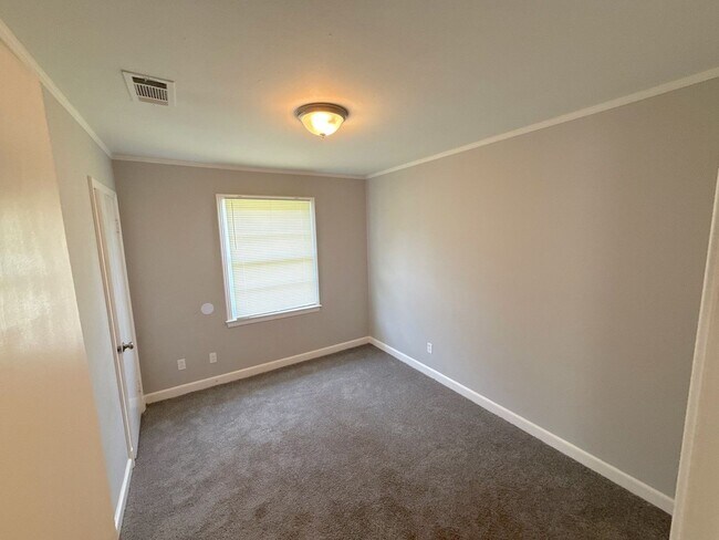Building Photo - 1190 Inman Cove
