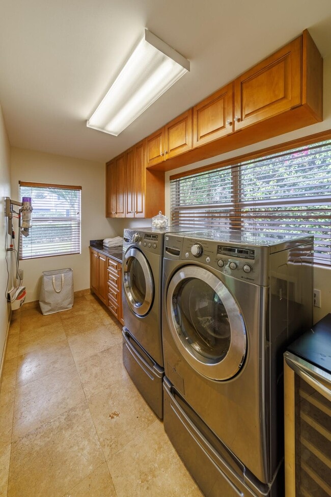 Building Photo - 225 Russlyn Dr