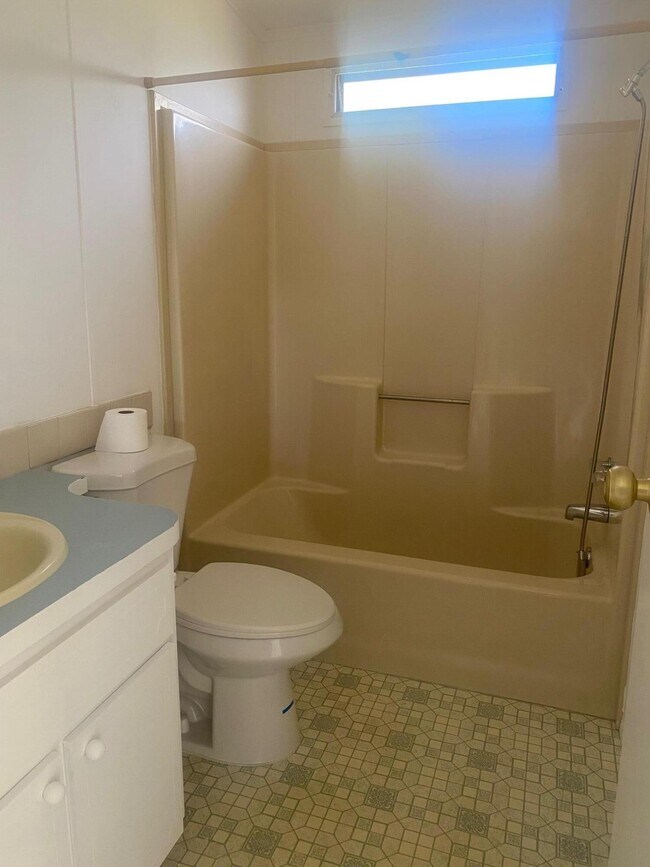 Building Photo - 8933 Pine St