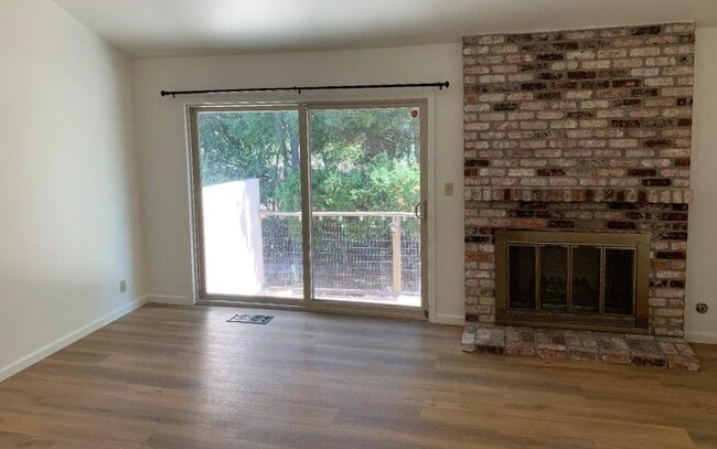 Building Photo - 16 Fairway Pl