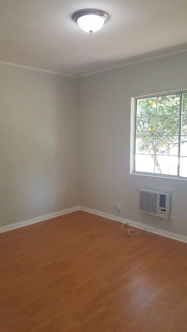 Building Photo - 711 Maltman Ave