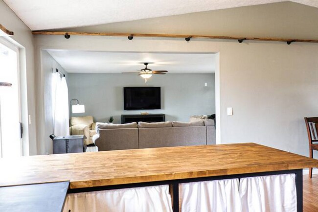 Building Photo - 3279 SW Pumice Pl