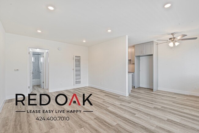 Building Photo - Bright and Airy Top Floor One Bedroom with...