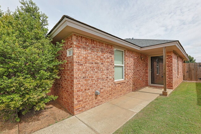 Building Photo - Don't miss this 2 Bedroom Duplex