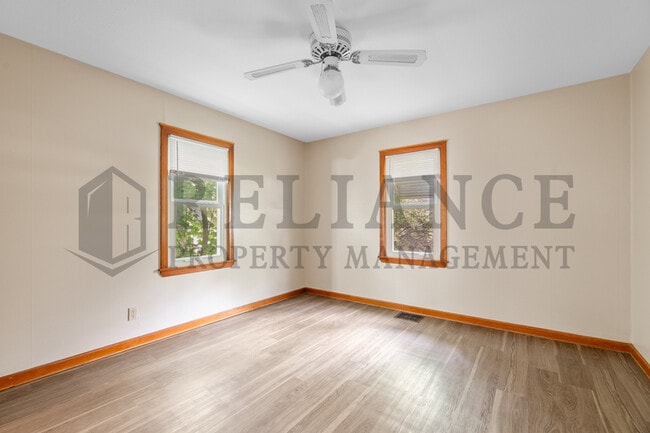 Building Photo - 636 S Clifton Ave