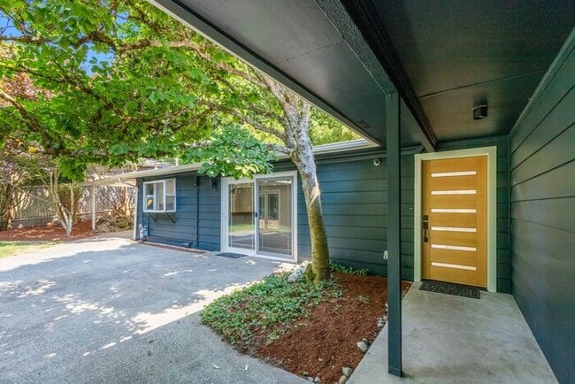 Building Photo - Elegant Air-Conditioned Newly Remodeled Matthews Beach Rambler