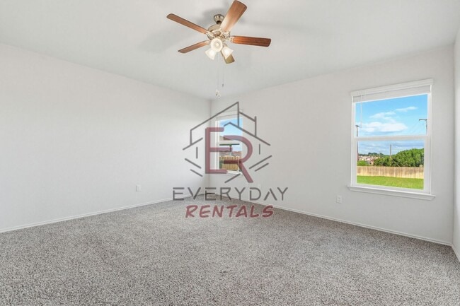 Building Photo - 3 bedroom 2 bath open concept