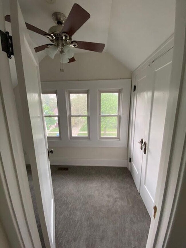 Building Photo - Charming 3-Bedroom, 1 1/2 Bath Upper Duplex in Beautiful Garfield Park Neighborhood