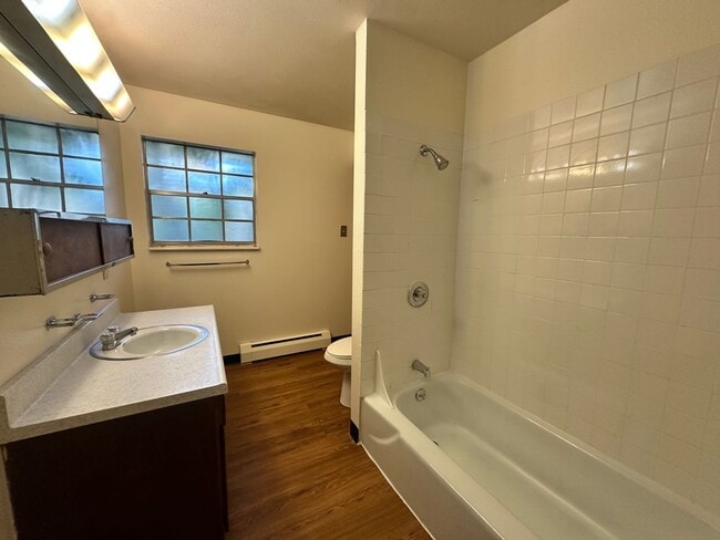 Building Photo - 3BR/2BA with parking, W/D, finished baseme...