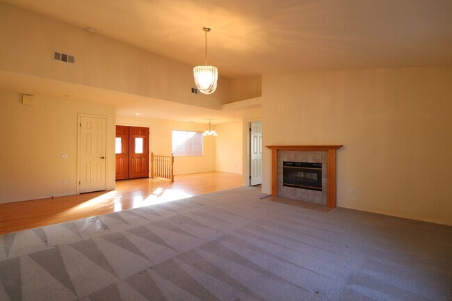 Building Photo - Lovely Mesa Oaks Four Bedroom