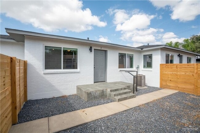 Building Photo - 802 Redwood Ave