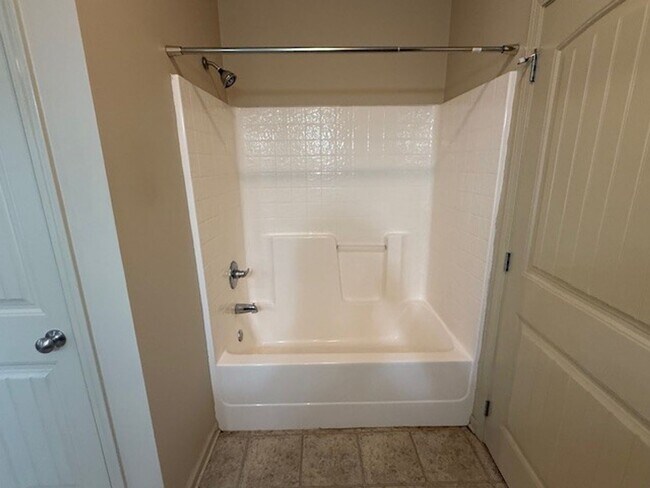 Building Photo - Nice 3 Bed 2 Bath Home! Available Now!
