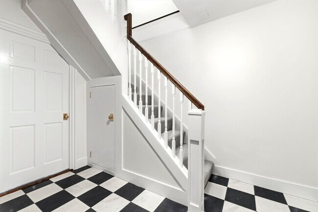 Building Photo - 2 Otis Pl