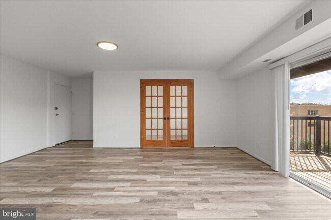 Building Photo - 214 Locust St SE