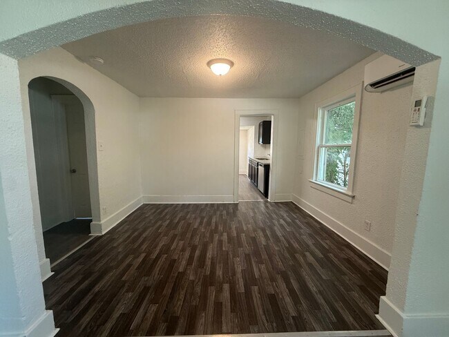 Building Photo - 1531 E Talmage St