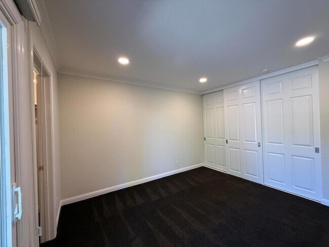 Building Photo - 285 Casitas Bulevar
