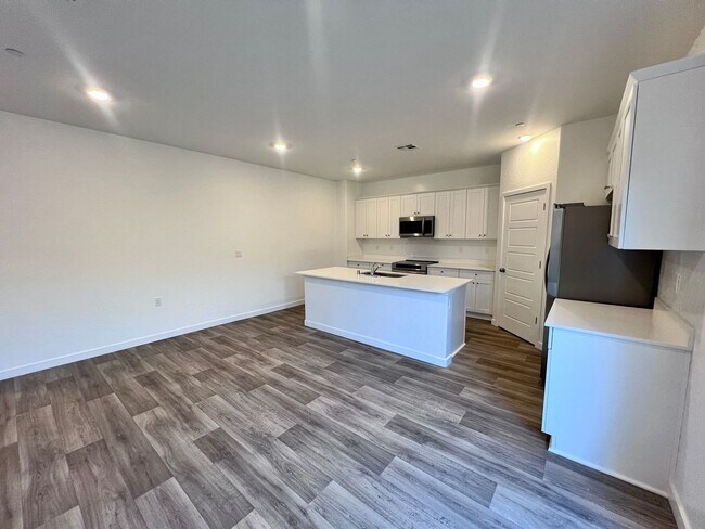 Building Photo - $3,500 Ashlan & Highland, 5 Bedroom House ...