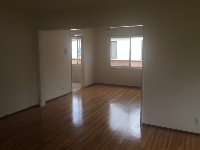 Building Photo - REDONE CUTE 2BED/1BATH HOUSE W/ REFURBISHE...