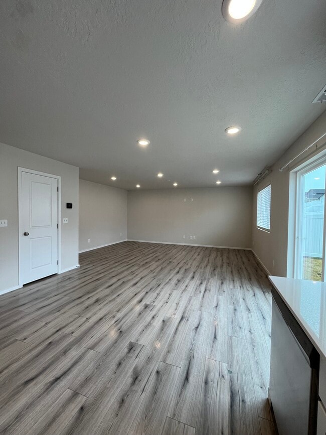 Building Photo - 4501 W Bedford Ave