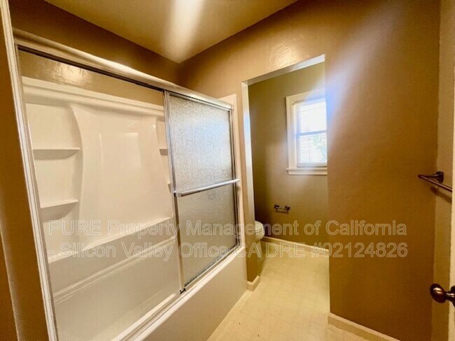 Building Photo - 717 E Lake Ave