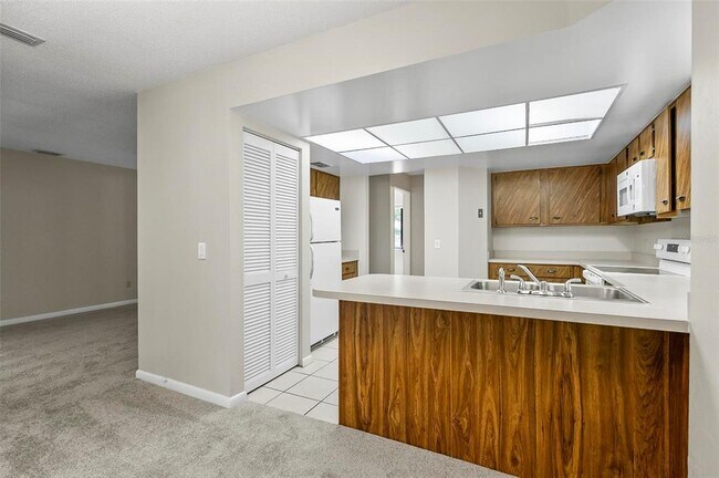 Building Photo - 14 Oakmont Ct