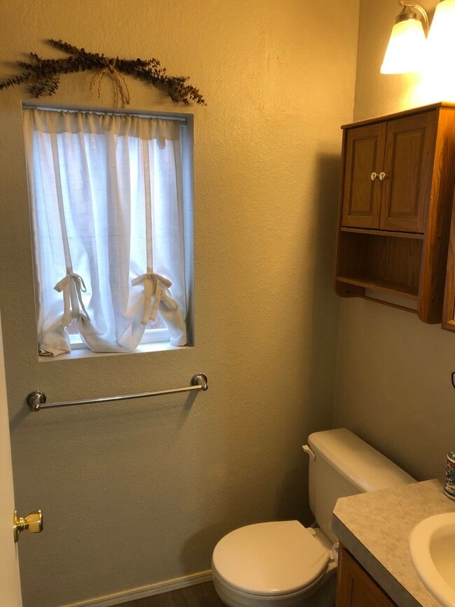 Building Photo - Large 4 Bedroom House in Sheridan