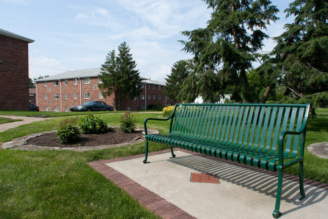 Building Photo - Pine Manor II Apartments